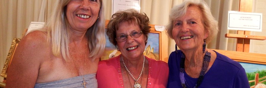 Vlnr is Julia Barlow, Raadsdame Nicolette Botha-Guthrie Overstrandse Uitvoerende Burgemeester, en Olga Swanepoel tydens die opening van Kwaskenades se Ubuntu-kunsuitstalling